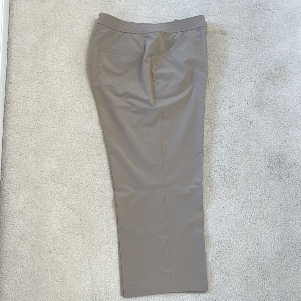 Chico’s Weekends Khaki Flat Front Crop Capri Pants Size 1 US M/8
